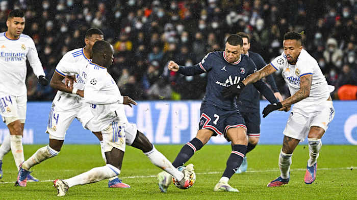 Kylian Mbappé takes on Real Madrid's defense